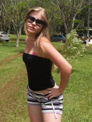 Teen girl barefoot outside 507X672 jpeg