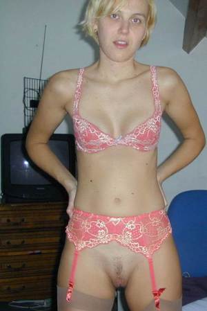 Amateur no panties at home 506X758 jpeg