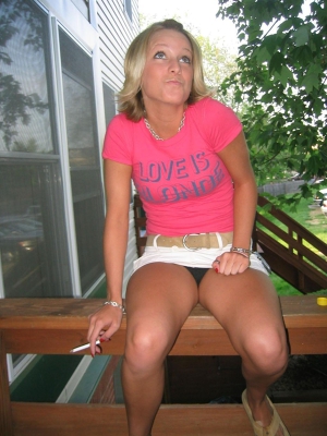Candid sitting upskirt no panties 600X800 jpeg