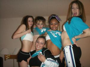 School girls cheerleaders 960X720 jpeg