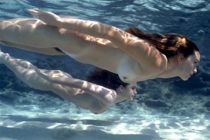 Girls swimming underwater nude 750X500 jpeg