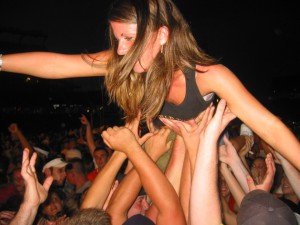 Girl groped at concert 960X720 jpeg