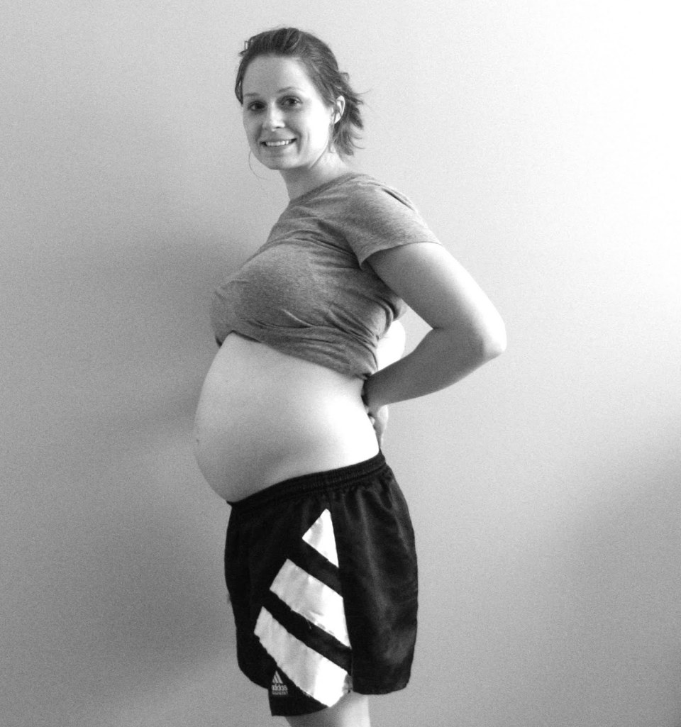 22 weeks pregnant belly full size