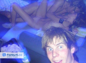 Uncensored photobombs 640X470 jpeg