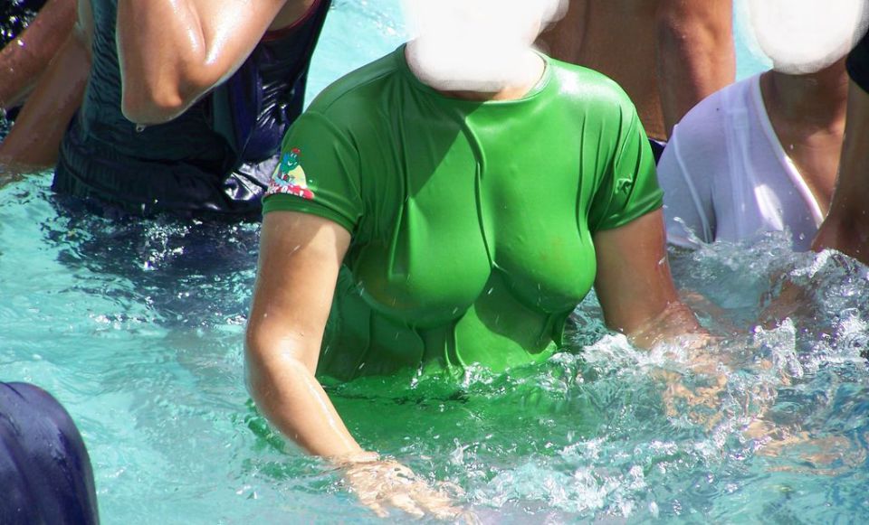 Hot girls at water park full size