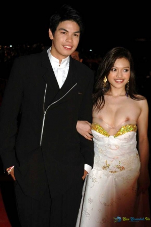 Oops nip slip wedding dress 580X874 jpeg