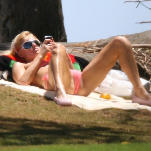 Paris hilton crotch shot 400X400 jpeg