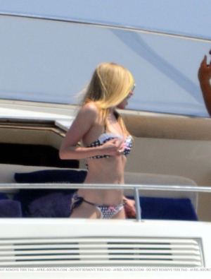 Avril lavigne ass 960X1266 jpeg