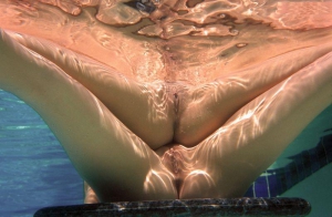 Naked girl underwater swimming pool 800X523 jpeg