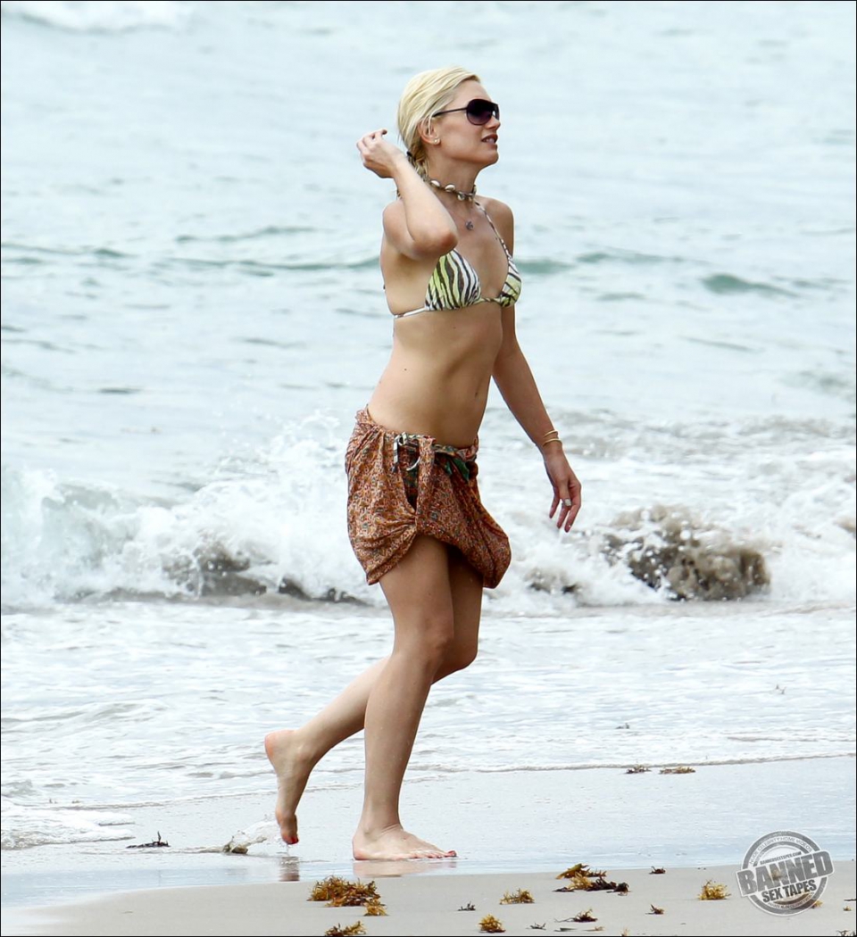 Gwen stefani bikini full size
