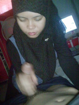 Malaysian hijab girl sexy blowjob 580X773 jpeg