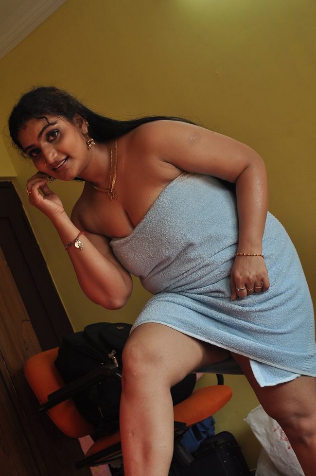 Tamil hot movie anagarigam 2011 full size