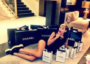 Miley cyrus chanel bag 634X451 jpeg