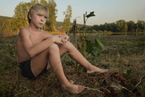 Shirtless boy wearing shorts 960X640 jpeg