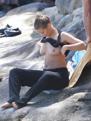 Lara bingle topless 960X1280 jpeg