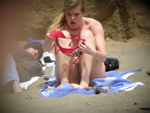 Voyeur beach changing 960X720 jpeg