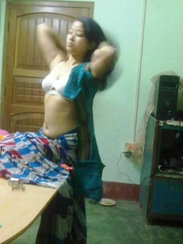 Indian aunty in removing bra full size