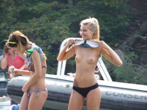 Spring break girls flashing 960X720 jpeg