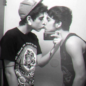 Cute gay guys kissing 500X500 jpeg