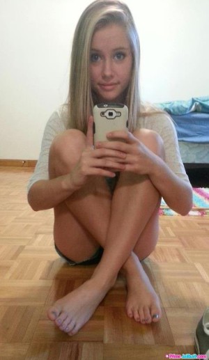 Pretty young teen girls feet 478X824 jpeg