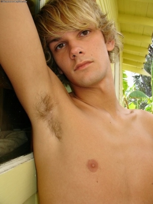 Hot shirtless blonde guys 412X550 jpeg