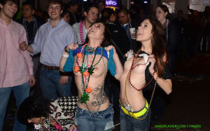 Girls flashing mardi gras 2014 925X578 jpeg