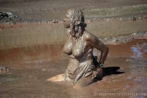 Naked girls mud bondage 800X532 jpeg