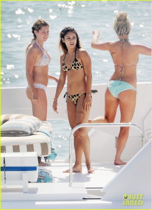 Vanessa hudgens and ashley tisdale bikini 883X1222 jpeg